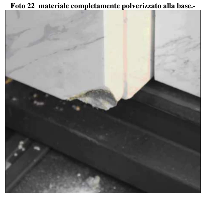 Foto 22 materiale completamente polverizzato alla base.-