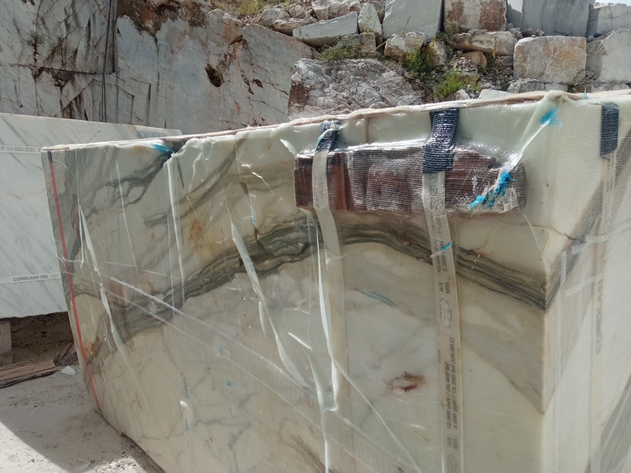 Consolidamento del marmo in cava, agosto 2023