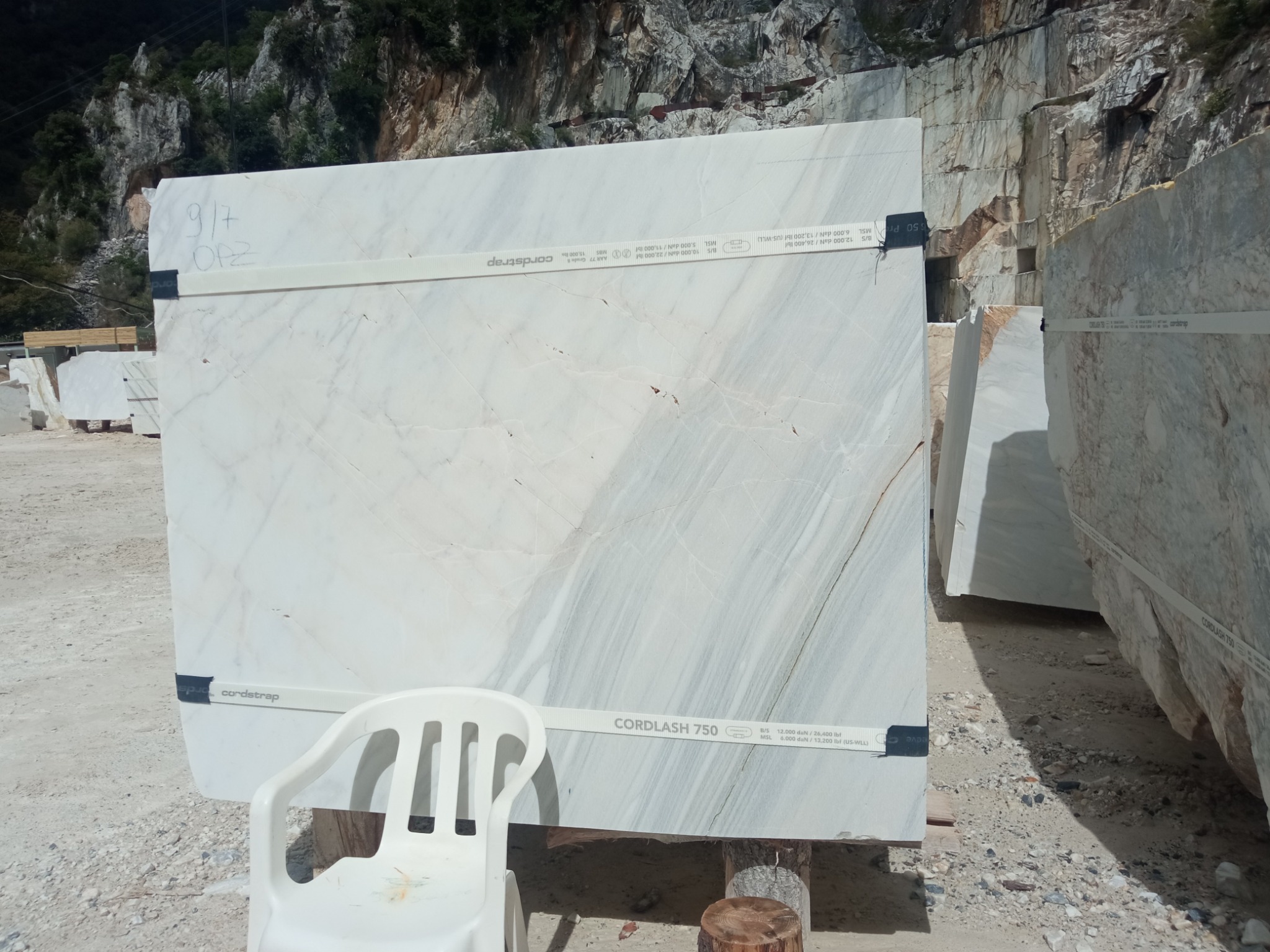 Consolidamento del marmo in cava, agosto 2023