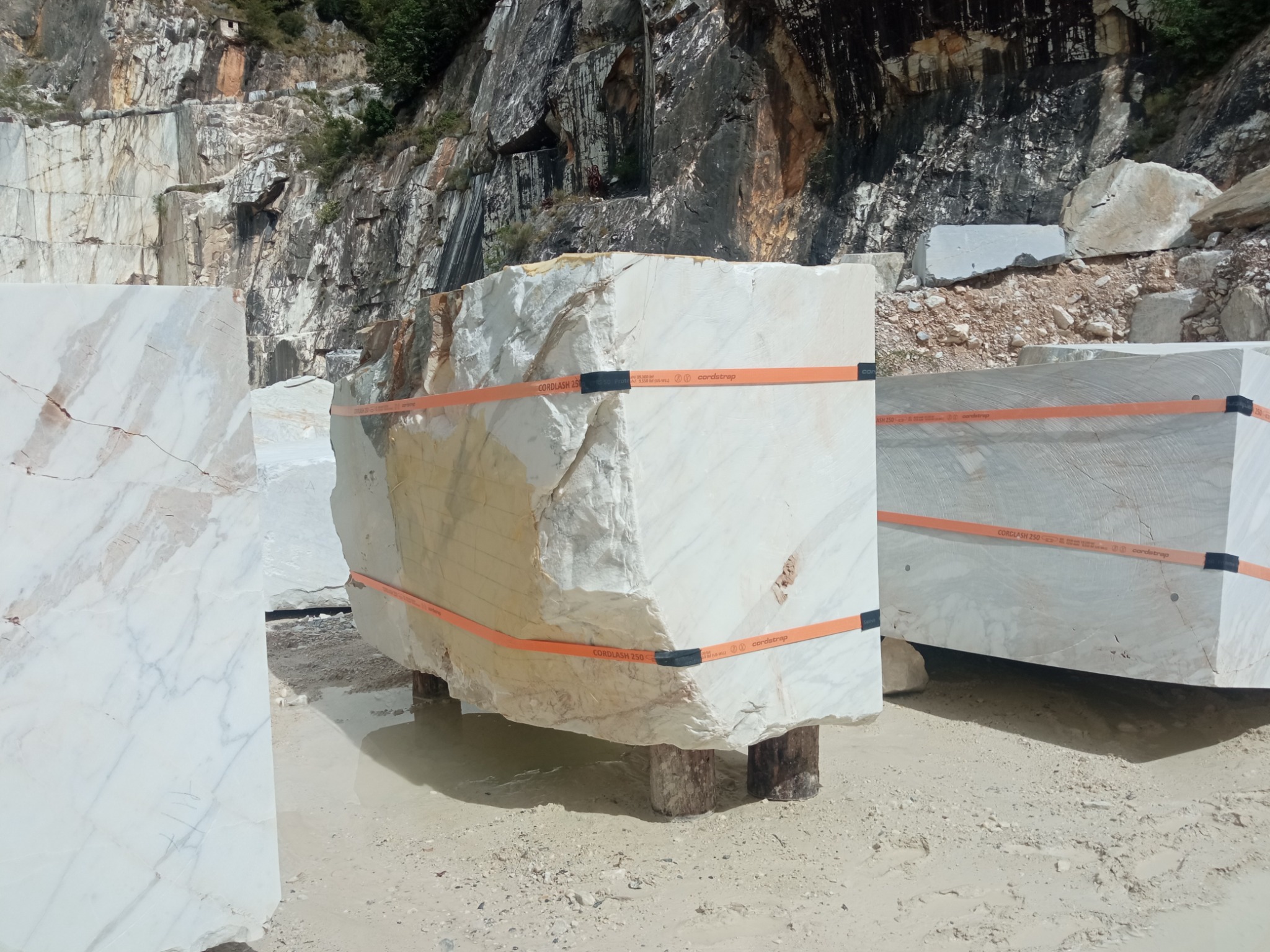 Consolidamento del marmo in cava, agosto 2023