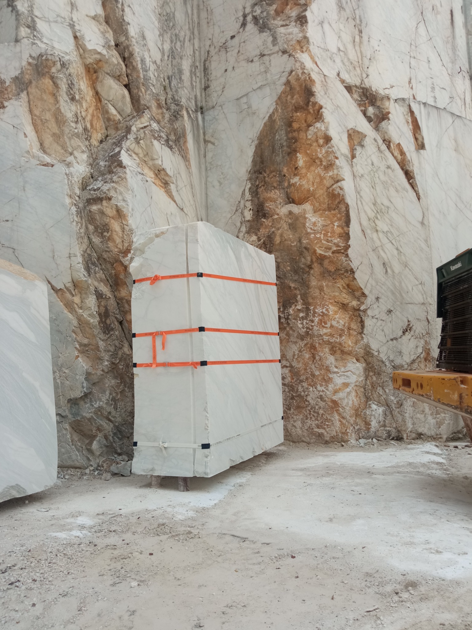Consolidamento del marmo in cava, agosto 2023
