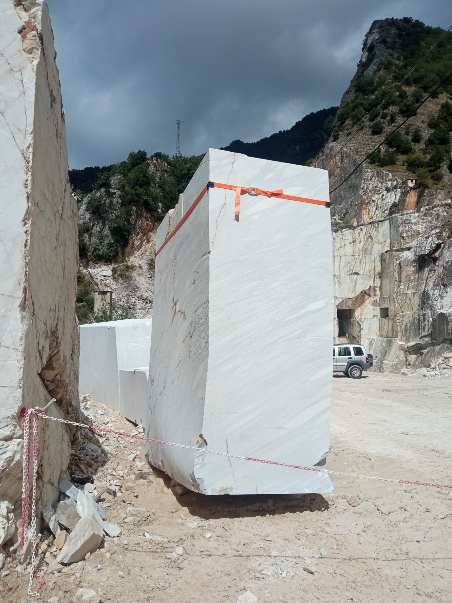 Consolidamento del marmo in cava, agosto 2023
