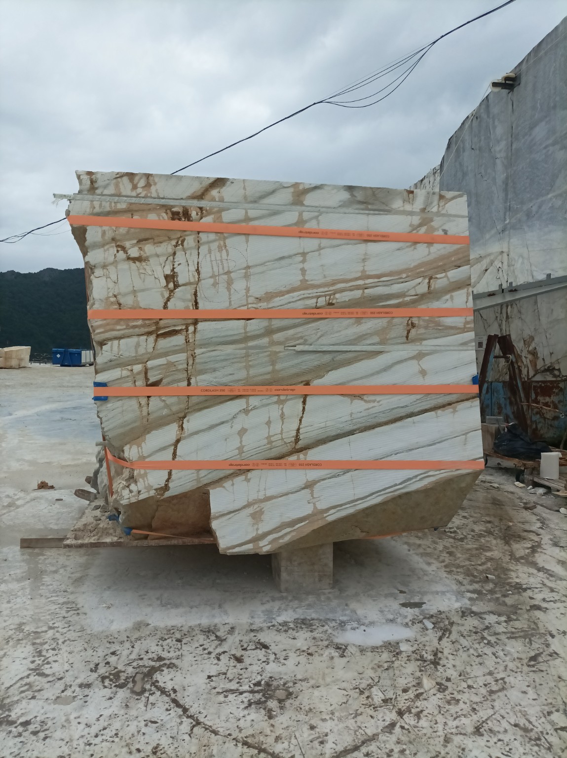Blocco con fasce di contenimento e protezioni agli spigoli