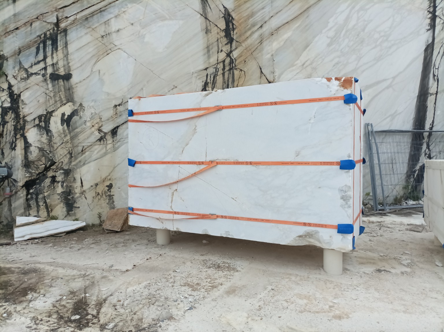 Blocco con fasce di contenimento e protezioni agli spigoli